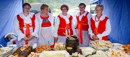 Smakołyki na bazie śliwki, miód i ser
